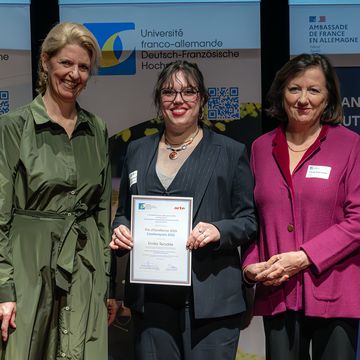 v.l.n.r.: Eva Martha Eckkrammer, Präsidentin der DFH, Emilia Terodde, EMK-Alumna und Claude-Anne Savin, ARTE (Jacek Ruta/DFH-UFA)