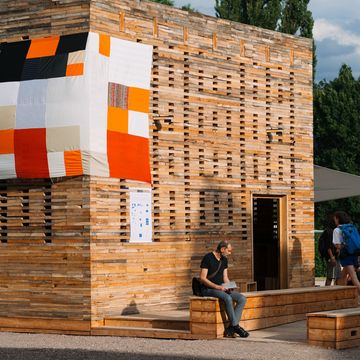 Der Holzkubus des Sprachlabors auf dem Weimarer Schlossplatz diente während der summaery2022 als Ausstellungsort. (Foto: Dominique Wollniok)
