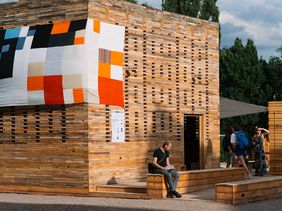Der Holzkubus des Sprachlabors auf dem Weimarer Schlossplatz diente während der summaery2022 als Ausstellungsort. (Foto: Dominique Wollniok) Der Holzkubus des Sprachlabors auf dem Weimarer Schlossplatz diente während der summaery2022 als Ausstellungsort. (Foto: Dominique Wollniok)