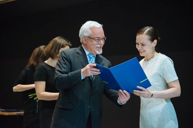 Prof. Beucke überreicht die Stipendienurkunde an die Doktorandin Maria Skivko
