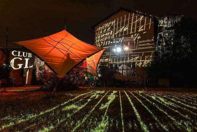 Fassadenprojektion/Illumination von Canan Yilmaz und HP Grossmann, Gaswerk Weimar im Rahmen des GENIUS LOCI WEIMAR Festivals