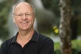 Dr. habil. Weert Canzler forscht am Wissenschaftszentrum Berlin für Sozialforschung und wird Erkenntnisse aus Praxisversuchen zum Ruhenden Verkehr teilen. Foto: David Ausserhofer Dr. habil. Weert Canzler forscht am Wissenschaftszentrum Berlin für Sozialforschung und wird Erkenntnisse aus Praxisversuchen zum Ruhenden Verkehr teilen. Foto: David Ausserhofer