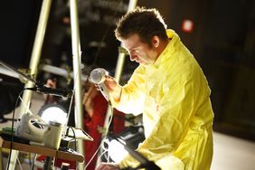 Der Künstler Rochus Aust verwandelt zum Kunstfest Weimar Geräusche von sonst monotonen oder gar störenden Geräten, wie Toastern, Druckern oder Wasserkochern, in Musikinstrumente. (Foto: Frank Vinken)