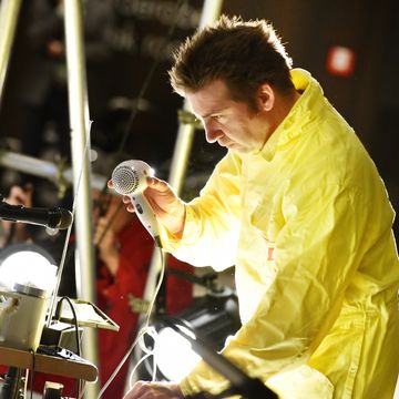Der Künstler Rochus Aust verwandelt zum Kunstfest Weimar Geräusche von sonst monotonen oder gar störenden Geräten, wie Toastern, Druckern oder Wasserkochern, in Musikinstrumente. (Foto: Frank Vinken)