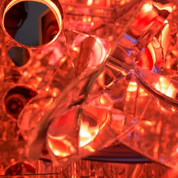 Wer schaut hier wen an? Beim Blick in Luisa Schnicker de Pizas Objekt wird der Betrachter zum Betrachteten. (Foto: Franziska Burkhardt)