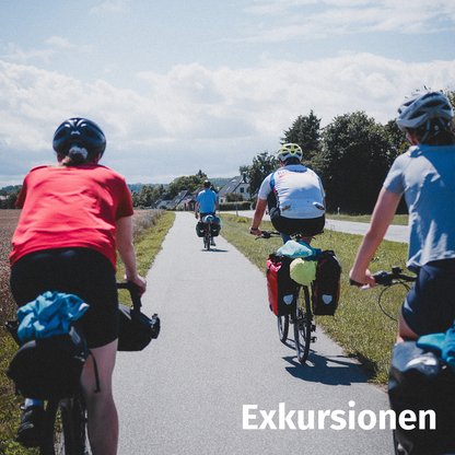Foto einer Gruppe von Menschen von hinten, die eine Radtour machen mit Überschrift: Exkursionen