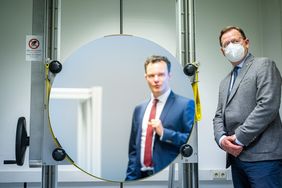 Ministerpräsident Bodo Ramelow beim Besuch der Professur Bauphysik an der Bauhaus-Universität Weimar im Rahmen seiner Thementour. Prof. Dr. Conrad Völker erläutert indes die Funktionsweise des Schlierenspiegels. (Foto: Thomas Müller) Ministerpräsident Bodo Ramelow beim Besuch der Professur Bauphysik an der Bauhaus-Universität Weimar im Rahmen seiner Thementour. Prof. Dr. Conrad Völker erläutert indes die Funktionsweise des Schlierenspiegels. (Foto: Thomas Müller)