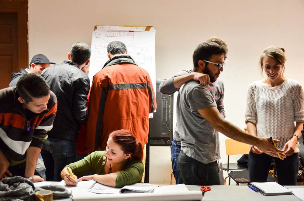 Auch nach Unterrichtsende ist das Interesse an weiteren Aufgaben groß. (Foto: Anne-Marie Holze)