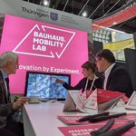 Tina Feddersen und Raimo Harder von der Professur Verkehrssystemplanung erklären Michael Flore (l.), Referatsleiter im Thüringer Ministerium für Infrastruktur und Landwirtschaft (TMIL), das Projekt des Bauhaus.MobilityLabs. (Foto: Maximilian Wunsch)