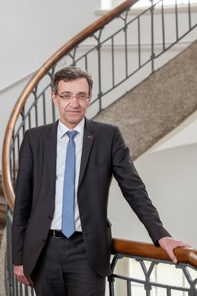 Prof. Dr. Winfried Speitkamp (Foto: Thomas Müller/Bauhaus-Universität Weimar) Prof. Dr. Winfried Speitkamp (Foto: Thomas Müller/Bauhaus-Universität Weimar)