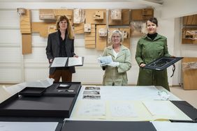 Dorothée Nilsson, Dr. Christiane Wolf und Jenny Brockmann bei der Übergabe der Archivalien an das Archiv der Moderne (v.l.). Foto: Thomas Müller Dorothée Nilsson, Dr. Christiane Wolf und Jenny Brockmann bei der Übergabe der Archivalien an das Archiv der Moderne (v.l.). Foto: Thomas Müller