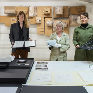 Dorothée Nilsson, Dr. Christiane Wolf und Jenny Brockmann bei der Übergabe der Archivalien an das Archiv der Moderne (v.l.). Foto: Thomas Müller