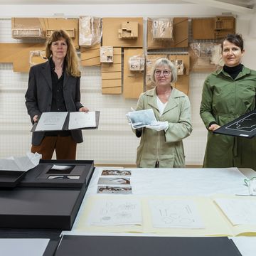 Dorothée Nilsson, Dr. Christiane Wolf und Jenny Brockmann bei der Übergabe der Archivalien an das Archiv der Moderne (v.l.). Foto: Thomas Müller