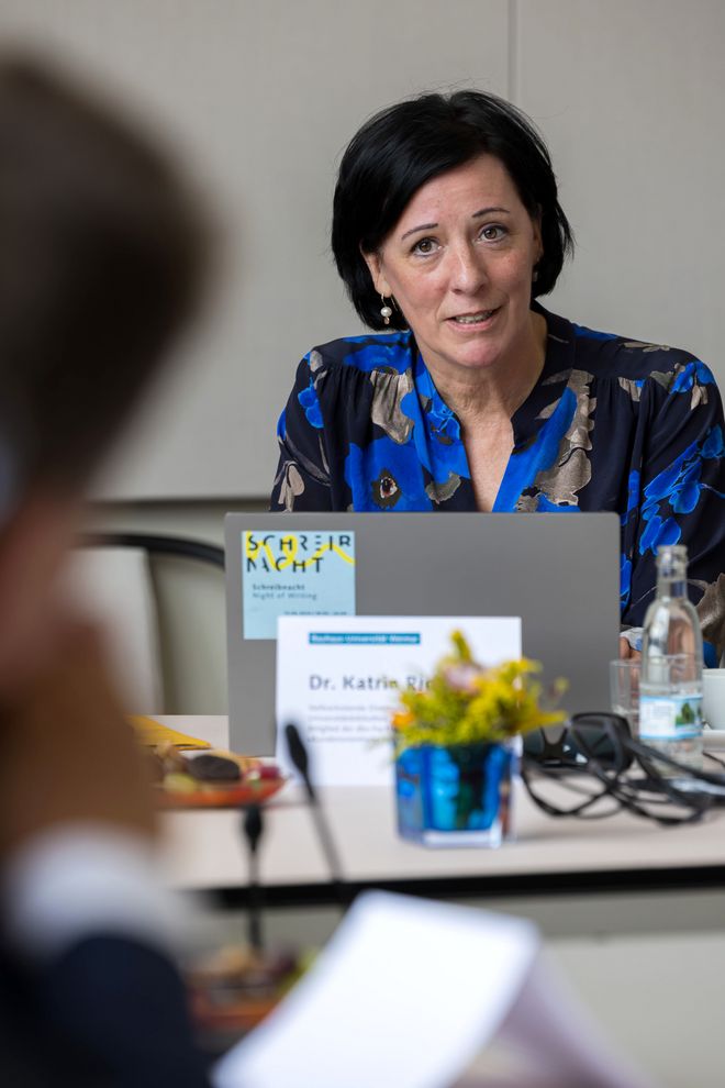 Katrin Richter am Besprechungstisch: Sie spricht und sieht zugewandt und interessiert aus.