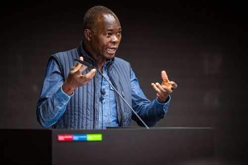 Prof. Diébédo Francis Kéré steht am Redepult und hält einen Vortrag