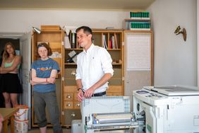 Sebastian Helm von der Professur »Kunst und Sozialer Raum« hat im Sommersemester 2018 den interdisziplinären Fachkurs »Rasterfahndung mit Druck« angeboten
