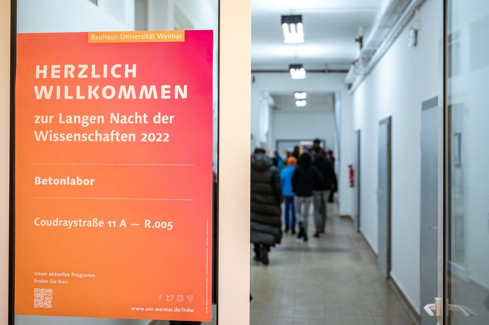 Willkommens-Plakat am Eingang eines Gebäudes