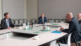 Prof. Dr. Winfried Speitkamp und Prof. Dr. Silvio Beier (v.l.) besprechen die Möglichkeiten, eines flächendeckenden Abwassermonitorings mit Minister Wolfgang Tiefensee und LEG-Geschäftsführer Andreas Krey (v.l.) (Foto: Matthias Eimer) Prof. Dr. Winfried Speitkamp und Prof. Dr. Silvio Beier (v.l.) besprechen die Möglichkeiten, eines flächendeckenden Abwassermonitorings mit Minister Wolfgang Tiefensee und LEG-Geschäftsführer Andreas Krey (v.l.) (Foto: Matthias Eimer)