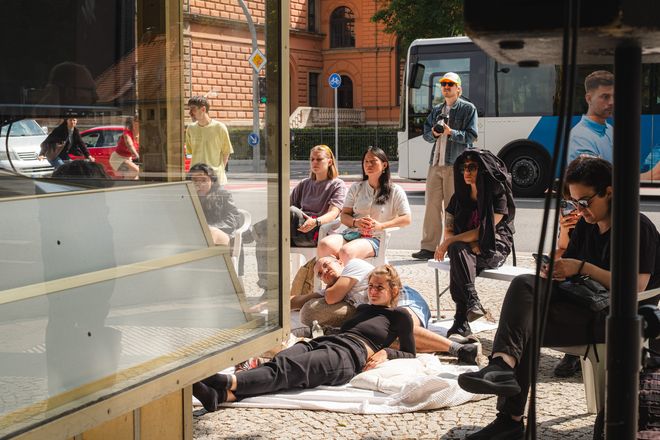 Publikum sitzend vor dem kiosk.6 in Weimar