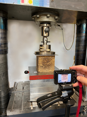 Hydraulische Druckprüfung. Foto: Bauhaus-Universität Weimar/ Katrin Linne 