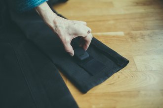 An die Innenseite der Kleidung können an jeder beliebigen Stelle kleine Taschen angebracht werden ... (Foto: Ailine Liefeld, Quelle: Bauhaus-Universität Weimar)