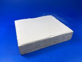 Mörtelplatten mit neuartiger Beschichtung auf Basis von Geopolymeren. Foto: Bauhaus-Universität Weimar/ Professur Bauchemie und Polymere Werkstoffe