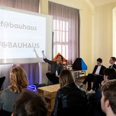 Foto zeigt Präsentationsraum mit vielen Menschen