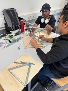Wie klingen Tragstrukturen, die ins Schwingen geraten? Beim Science Camp in Weimar finden es Masterstudierende heraus. Bauhaus-Universität Weimar, Foto: Juniorprofessur Komplexe Tragwerke