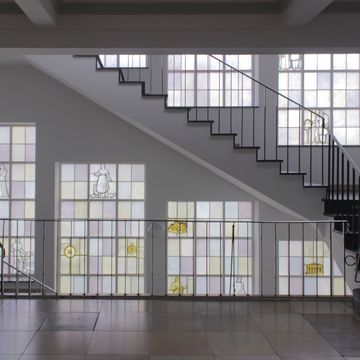 Bleiglasfenster mit völkischem Bildprogramm und nationalsozialistischen Elementen im Treppenhaus der Bauhausstraße 11. Foto: Ivana Buhl