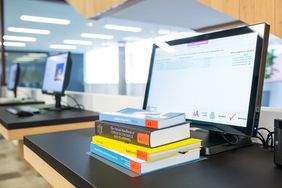 Die Universitätsbibliothek hat ihr Verbuchungs- und Sicherungssystem von elektromagnetischen Sicherungsstreifen auf RFID-Technologie umgestellt. (Foto: Thomas Müller)