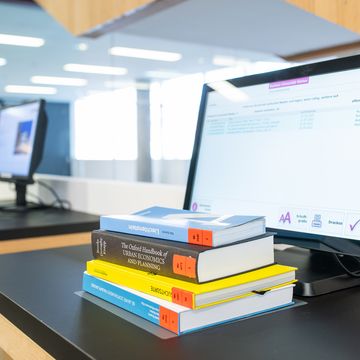 Die Universitätsbibliothek hat ihr Verbuchungs- und Sicherungssystem von elektromagnetischen Sicherungsstreifen auf RFID-Technologie umgestellt. (Foto: Thomas Müller)
