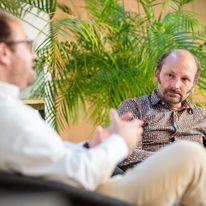 Dr. Sebastian Lederle und Dr. Simon Frisch im Gespräch über das Lesen