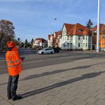Mann steuert eine Drohne über einer Kreuzung