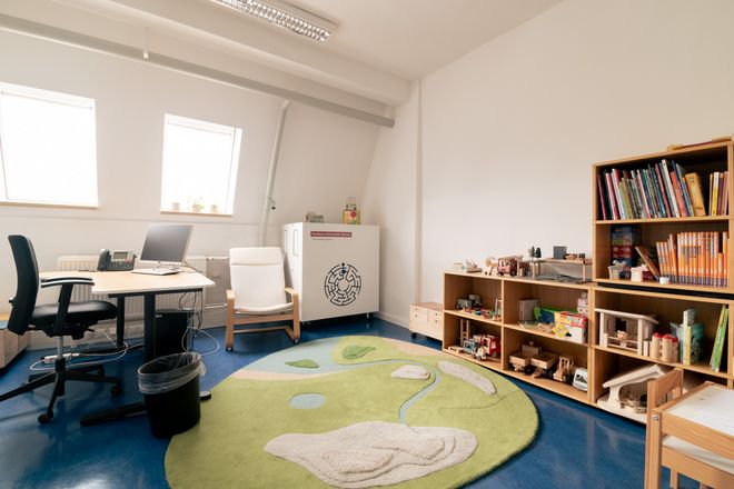 »Family Work Space« mit Schreibtisch, Computer, Telefon und jeder Menge Spielzeug für verschiedene Altersgruppen.