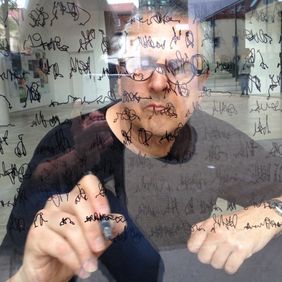 Am 17. November 2017 geht die Ausstellung »Die Bibliothek der unlesbaren Zeichen« des Berliner Künstlers Axel Malik zu Ende. (Bild: Anna Malik)