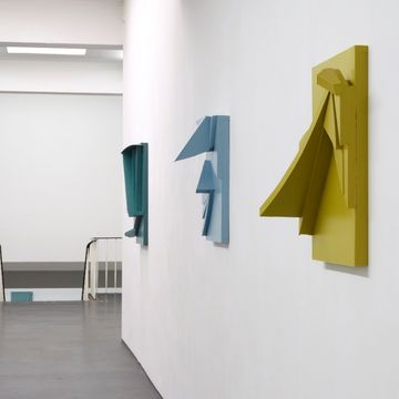 drei in den Raum ragende Skulpturale Objekte, die nebeneinander an der Wand angebracht sind