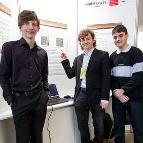 Neuronale Netze, die mithilfe von Satellitenbildern Waldbrände voraussagen können: Damit haben sich Konrad Martin Drissen, Arthur Heinrich Handke und Jakob Blachnik (v.l.) beschäftigt. Sie überzeugten die Jury und gewannen den 1. Platz im Bereich Mathematik/Informatik in der Sparte »Jugend forscht«. Foto: Bauhaus-Universität Weimar/ Matthias Eckert