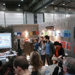 Ralf Herrmann referiert am Messestand über das große Eszett (Bauhaus-Universität Weimar)