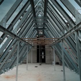 Schrägdach aus Stahl. Foto: SGHG Ingenieure Schrägdach aus Stahl. Foto: SGHG Ingenieure