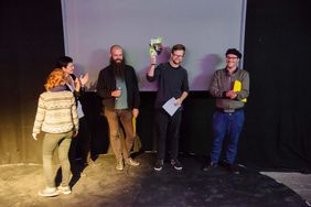 Er konnte die Jury mit seiner Arbeit »Trautes Heim« überzeugen (v.l.n.r.: Dr. Andrea Jahn, Julius von Bismarck, Martin Melcher, Matthew Post).
