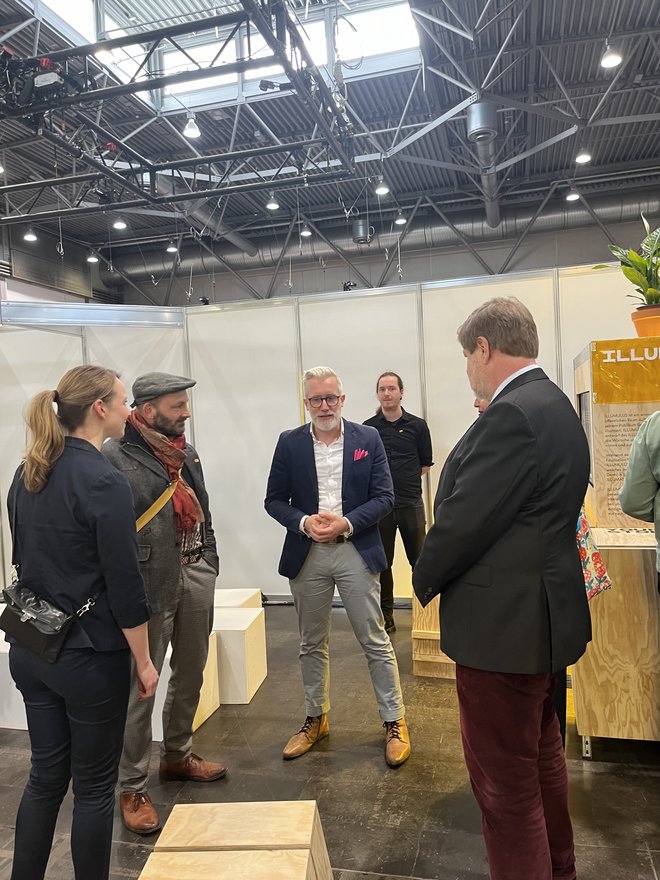 Thuringia's Minister of Culture Prof. Dr. Benjamin-Immanuel Hoff (center) is enthusiastic and says that the Bauhaus-Universität Weimar's stand is »his absolute highlight this year«.