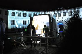 Die Kulisse für die interaktive Fassadenprojektion bietet des Meininger Schloss. (Foto: Aryan Khosravani)
