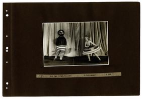 Aus dem Triadischen Ballett von Oskar Schlemmer. Fugurinen »Taucher« und »Rundrock« . 1922/23. Silbergelantine-Abzug 10,6x15,7 cm. Foto: Continental Photo Berlin. Bauhaus-Album »Bühne«. BA-XI/5.; Bestand Bauhaus-Alben; © Archiv der Moderne