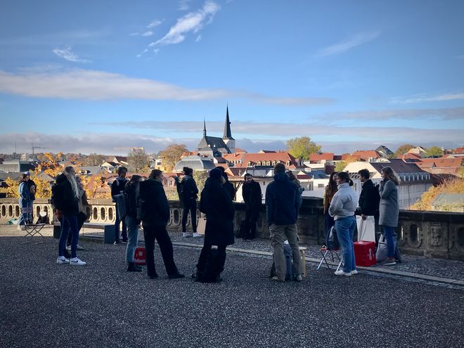 Der Einführungskurs der Architktur ist coronabedingt auf kleine Gruppen reduziert worden. Foto: Paul Harhausen