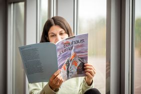 Eine Frau liest im Magazin