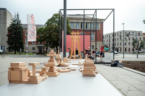 22. September 2023, 14 Uhr, Stéphane-Hessel-Platz Gropius-Zimmer-Pavillon vor dem Bauhaus-Museum Weimar. Foto: Thomas Müller