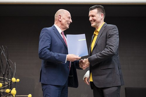 Wissenschaftsminister Tiefensee gratuliert Prof. Peter Benz zu seinem Amt. Foto: Bauhaus-Universität Weimar/ Thomas Müller