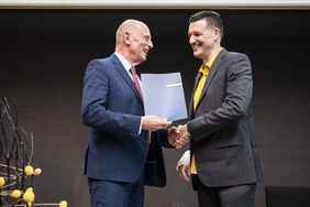 Foto: Bauhaus-Universität Weimar/ Thomas Müller Wissenschaftsminister Tiefensee gratuliert Prof. Peter Benz zu seinem Amt. Foto: Bauhaus-Universität Weimar/ Thomas Müller