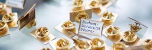 dekorativ: Pins  mit dem Logo der Bauhaus-Universität Weimar
