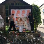 Studierenden hängen Plakate zum Projektil-Festival auf